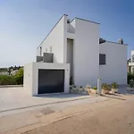 Modern, 2 Bedroom Apartment