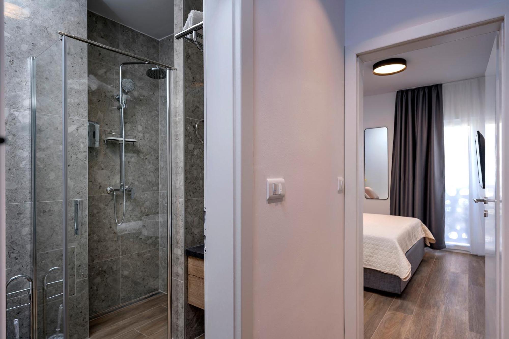 Modern, 2 Bedroom Appartement *